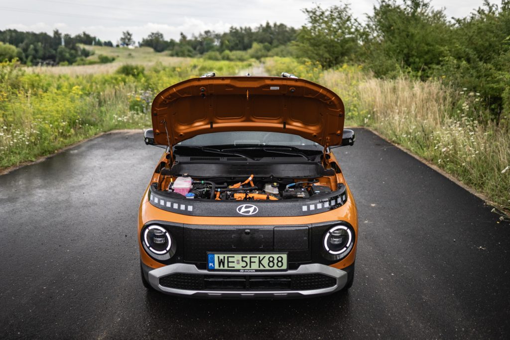 Samochód Hyundai Inster Smart przód silnik.