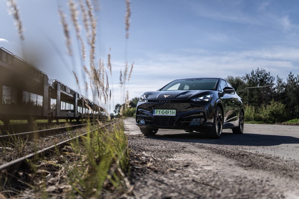 Samochód Cupra Tavascan w wersji Endurance. Przód nadwozia.