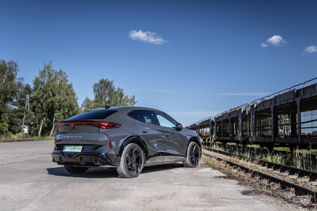 Samochód Cupra Tavascan w wersji Endurance. Tył nadwozia.
