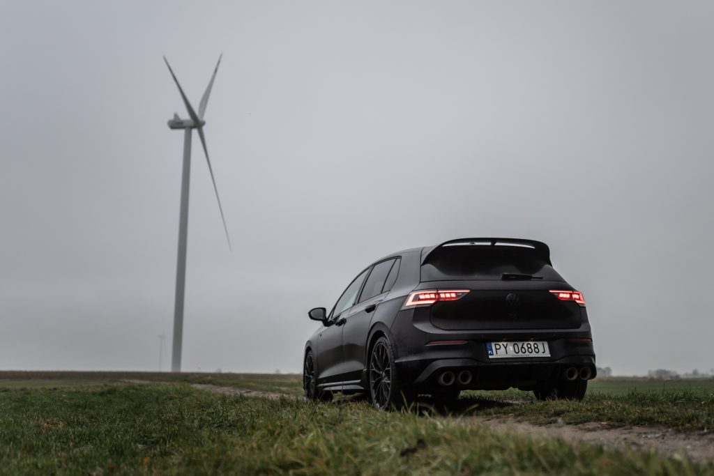 Samochód Volkswagen Golf R w wersji Black Edition. Tył auta.