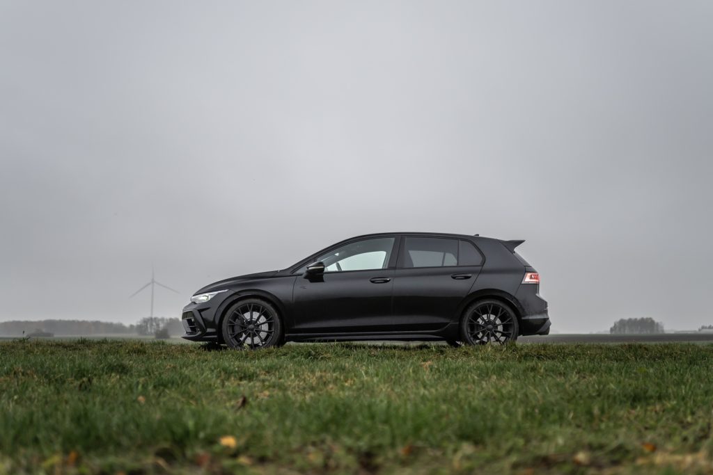 Samochód Volkswagen Golf R w wersji Black Edition. Bok auta.
