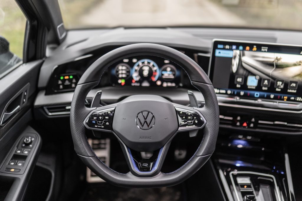 Samochód Volkswagen Golf R w wersji Black Edition. Wnętrze. Kierownica.