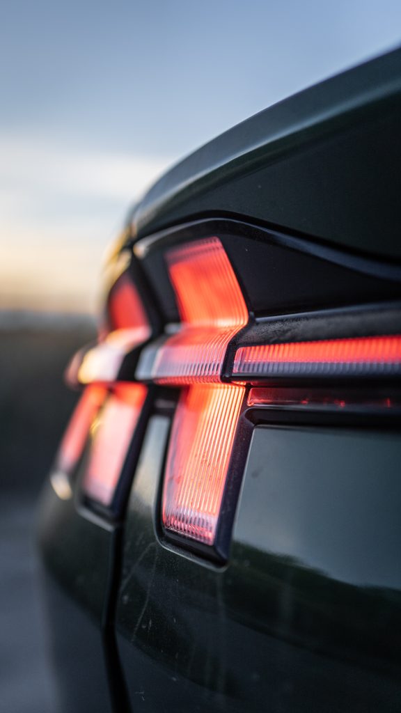 Ford Mustang Mach-E GT z pakietem Rally, tył samochodu, lampa tylna. Test.